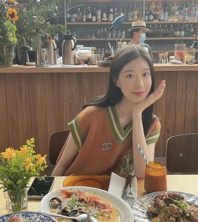 许魏洲老婆正脸照被公开 女方男闺蜜泄照挨批猪队友