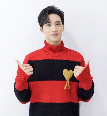 许魏洲老婆正脸照被公开 女方男闺蜜泄照挨批猪队友