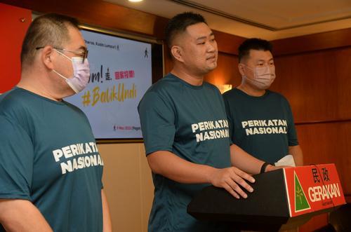 诚意打动柔选民回乡投票 国盟16人“从KL走路到柔佛”