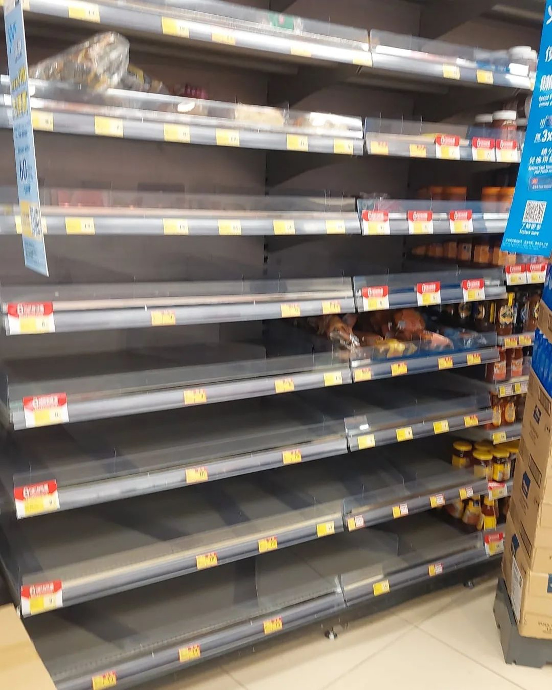 超市货架食品被清空　森美叹“盲抢炎”被酸 