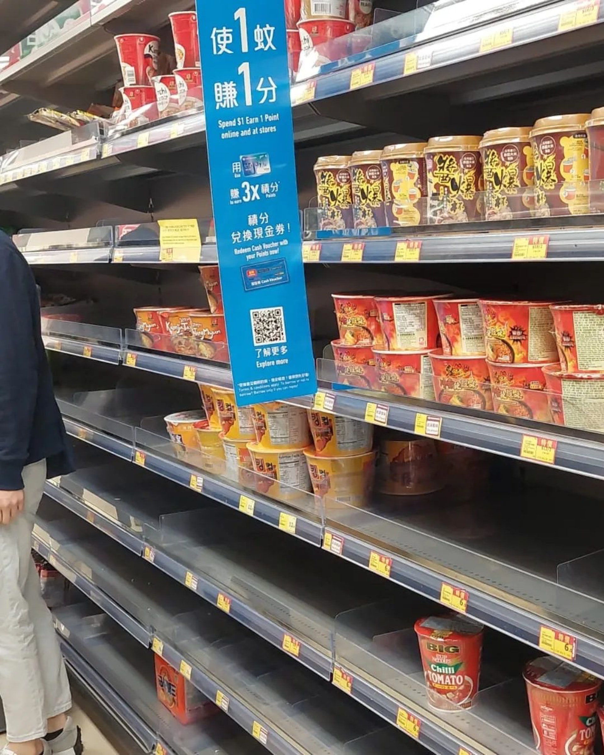 超市货架食品被清空　森美叹“盲抢炎”被酸 