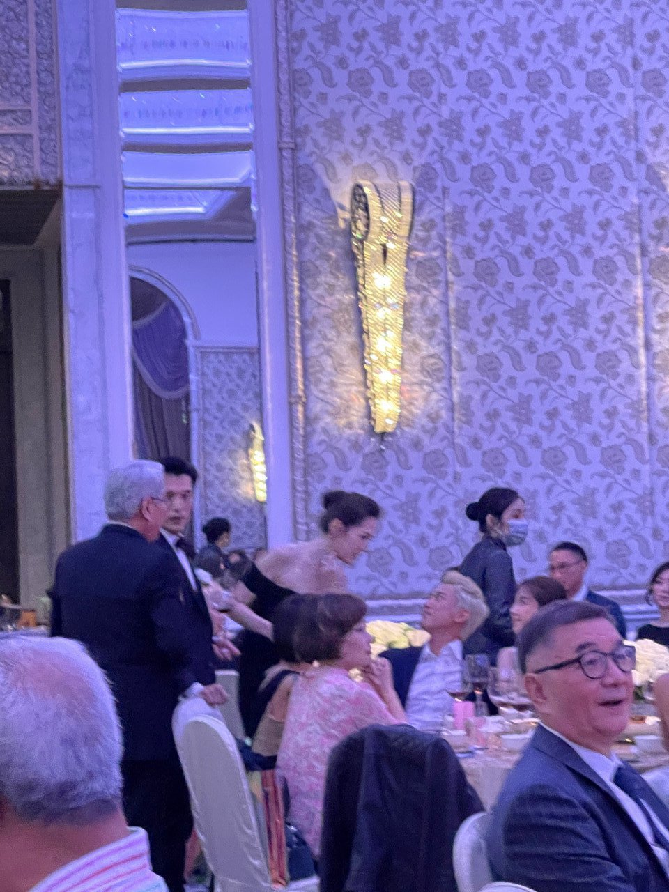 跟邱泽何时办婚礼？ 许玮甯摸肚：先看我怀孕没？