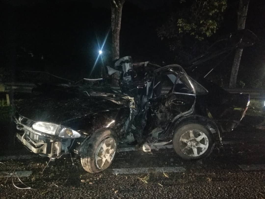 轿车猛撞柱子 3人被抛出1毙命