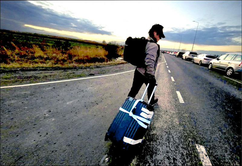 辛潘乌克兰拍片中断 弃车徒步逃往波兰