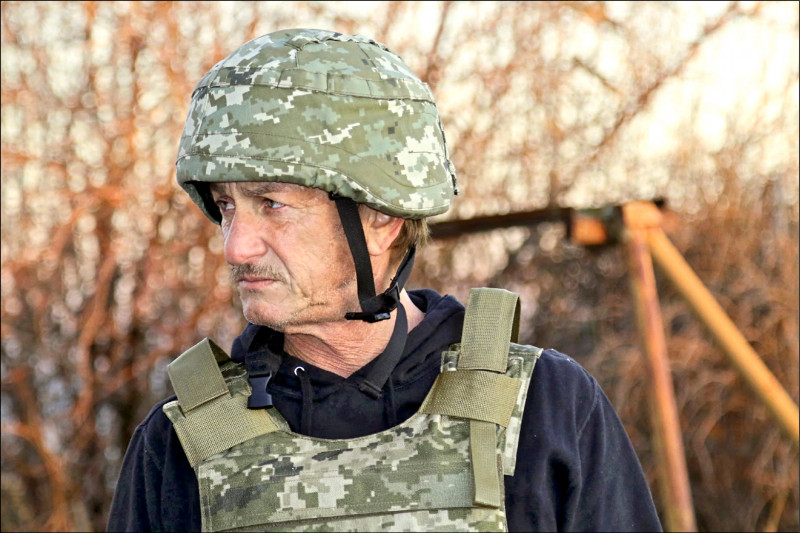 辛潘乌克兰拍片中断 弃车徒步逃往波兰