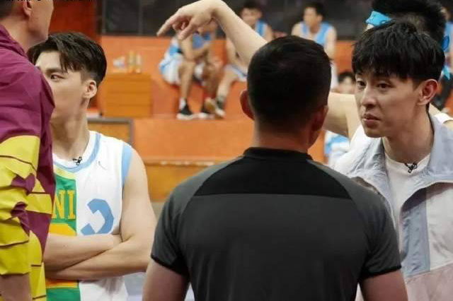 邓伦黑历史再被挖 昔朝裁判爆粗喷口水