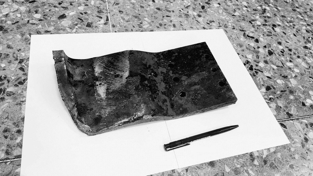 铁片迎面砸车镜 女教师当场丧命