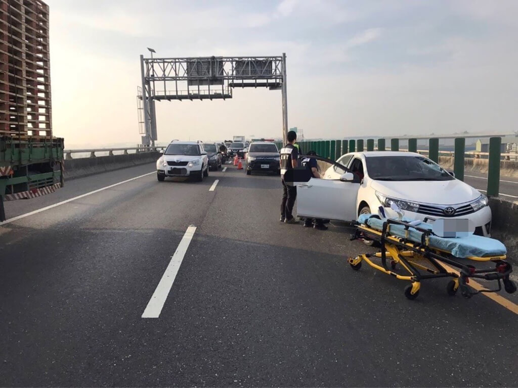 铁片迎面砸车镜 女教师当场丧命