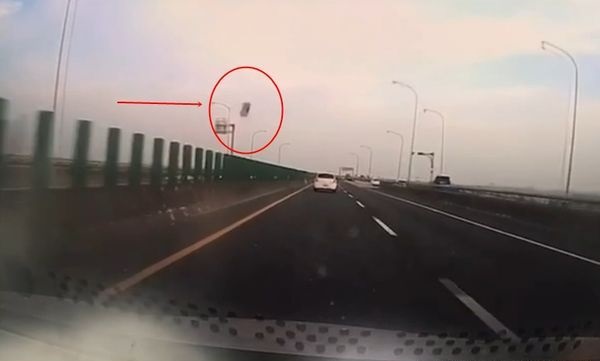 铁片迎面砸车镜 女教师当场丧命