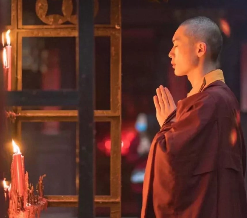 长太帅爆红！粉丝朝圣挤爆寺庙狂拍 法师崩溃：出家比在家累