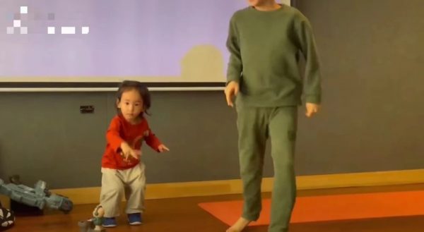 陈小春晒俩娃热舞  小儿子扎小辫似女孩