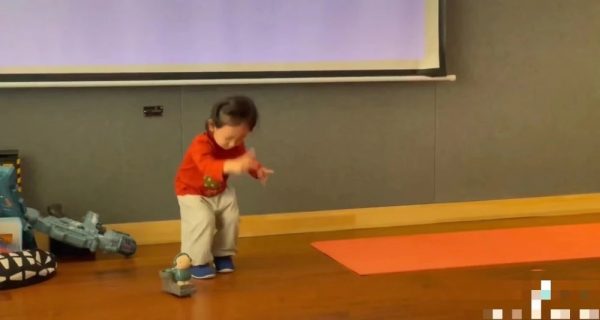 陈小春晒俩娃热舞  小儿子扎小辫似女孩