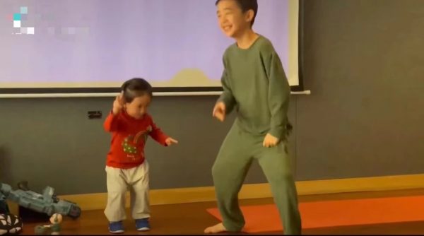 陈小春晒俩娃热舞  小儿子扎小辫似女孩