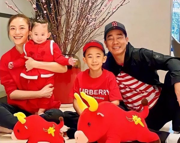 陈小春晒俩娃热舞  小儿子扎小辫似女孩