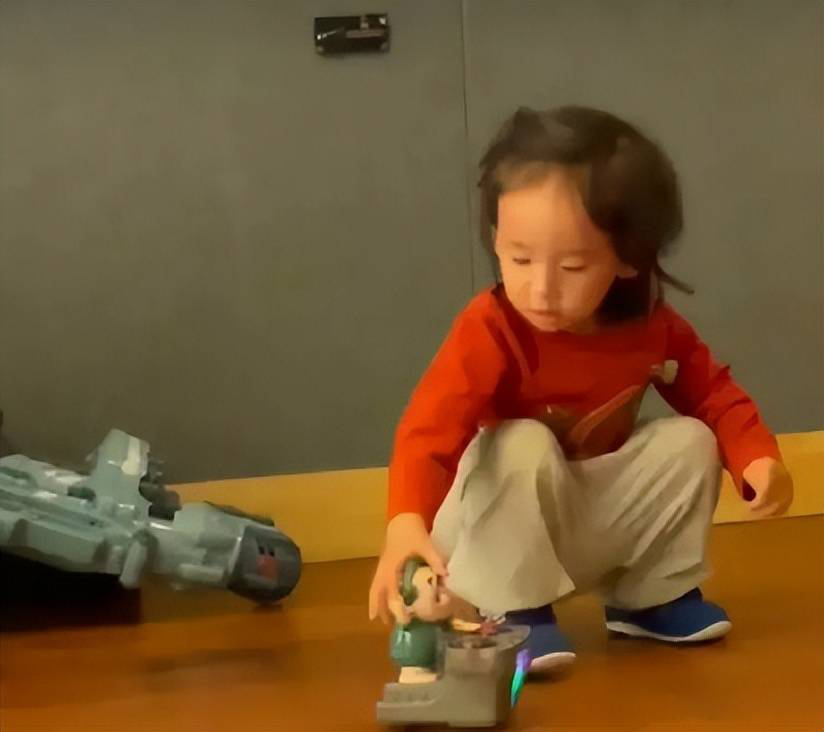 陈小春晒俩娃热舞  小儿子扎小辫似女孩