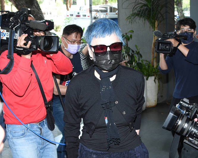 顾宝明没交代就走 张小燕奔灵堂悼老友