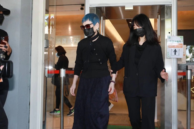 顾宝明没交代就走 张小燕奔灵堂悼老友