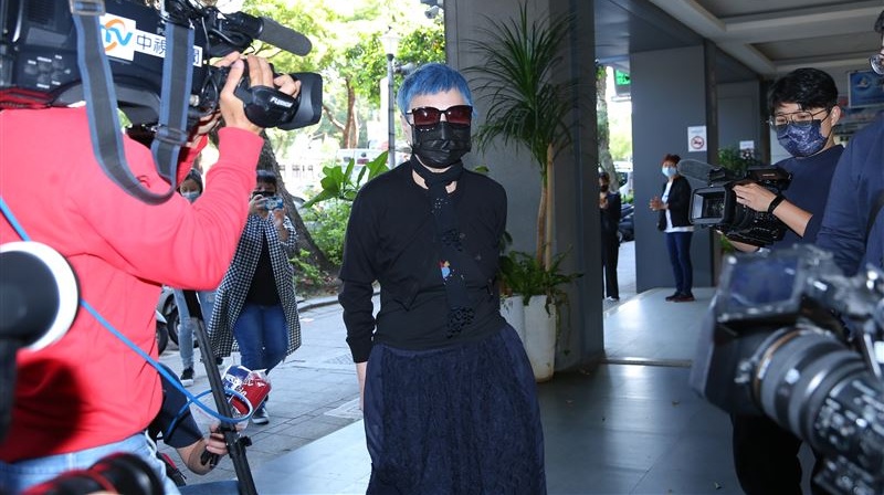 顾宝明没交代就走 张小燕奔灵堂悼老友