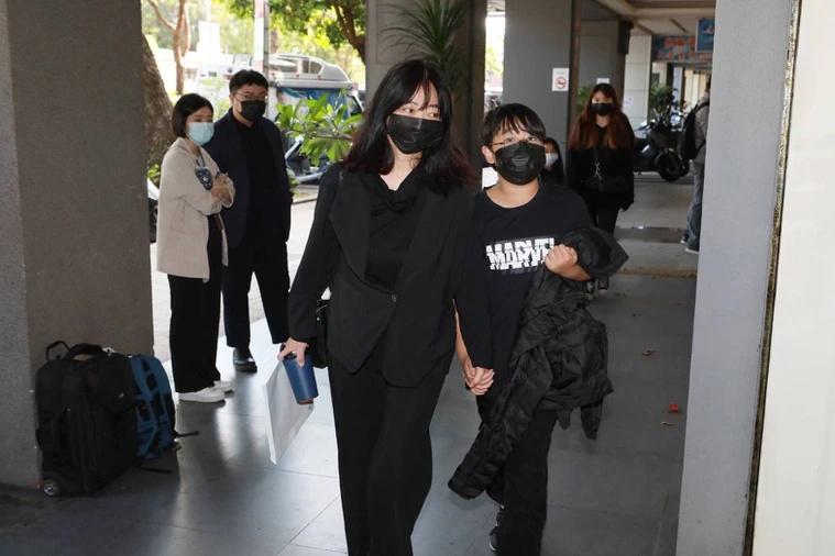 顾宝明没交代就走 张小燕奔灵堂悼老友