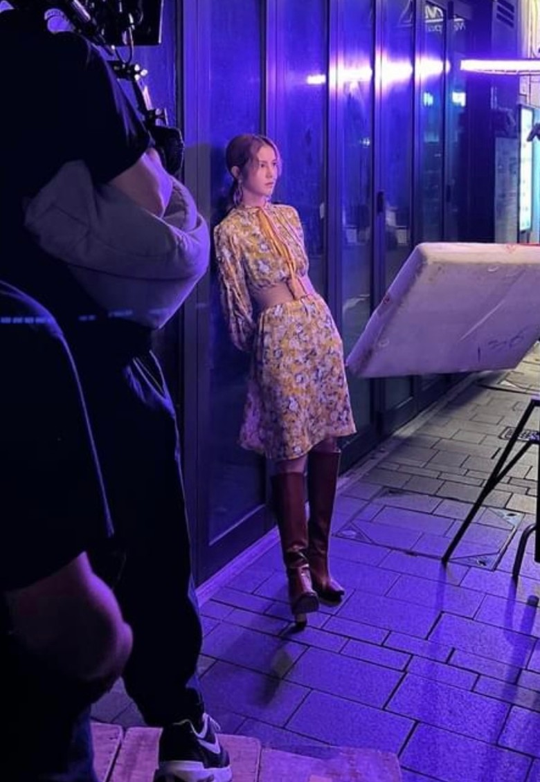 香港“宅男女神”拍MV遭无罩醉汉骚扰 酿流血事件