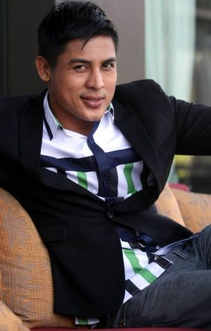 马来男演员放女搭档剧照·写“强奸时间到”被骂翻