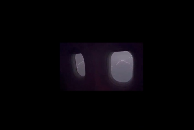 麦莉飞巴拉圭遇雷暴 飞机被击中紧急降落