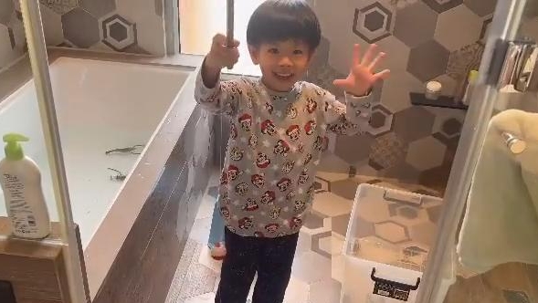 黎诺懿留家抗疫陪儿子 豪宅设私人钓虾场解闷