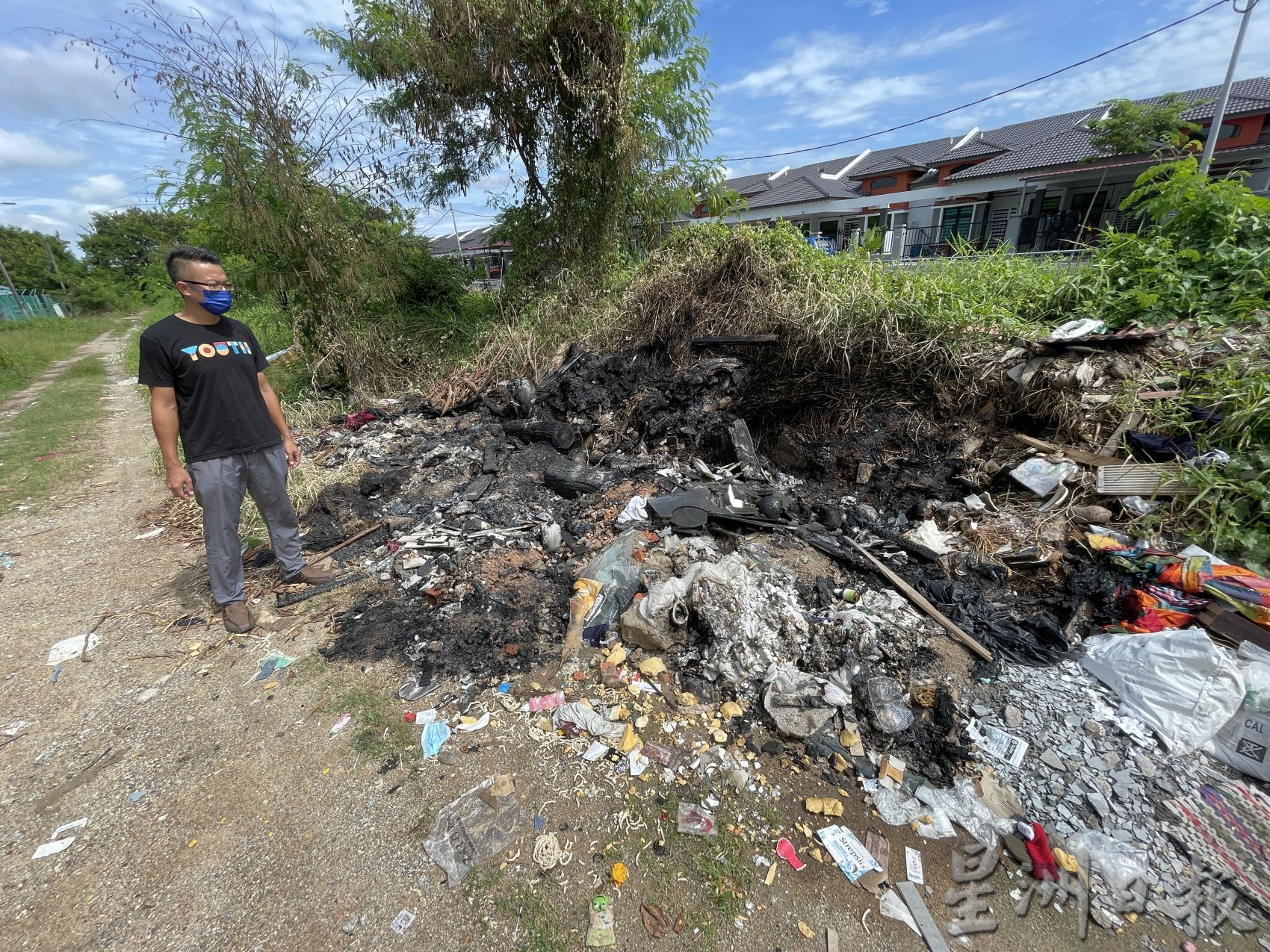 默迪卡再也花园污水处理站 空地沦非法垃圾场