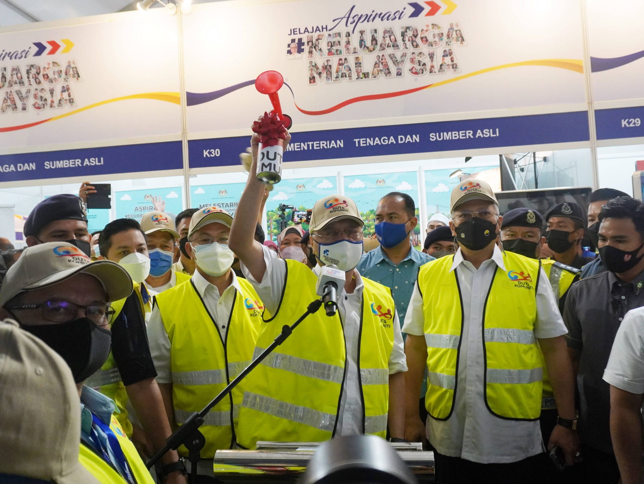 (全国版)401晋地方性流行病过渡期SOP松绑,首相推展大马一家社区大使助推动自律风气