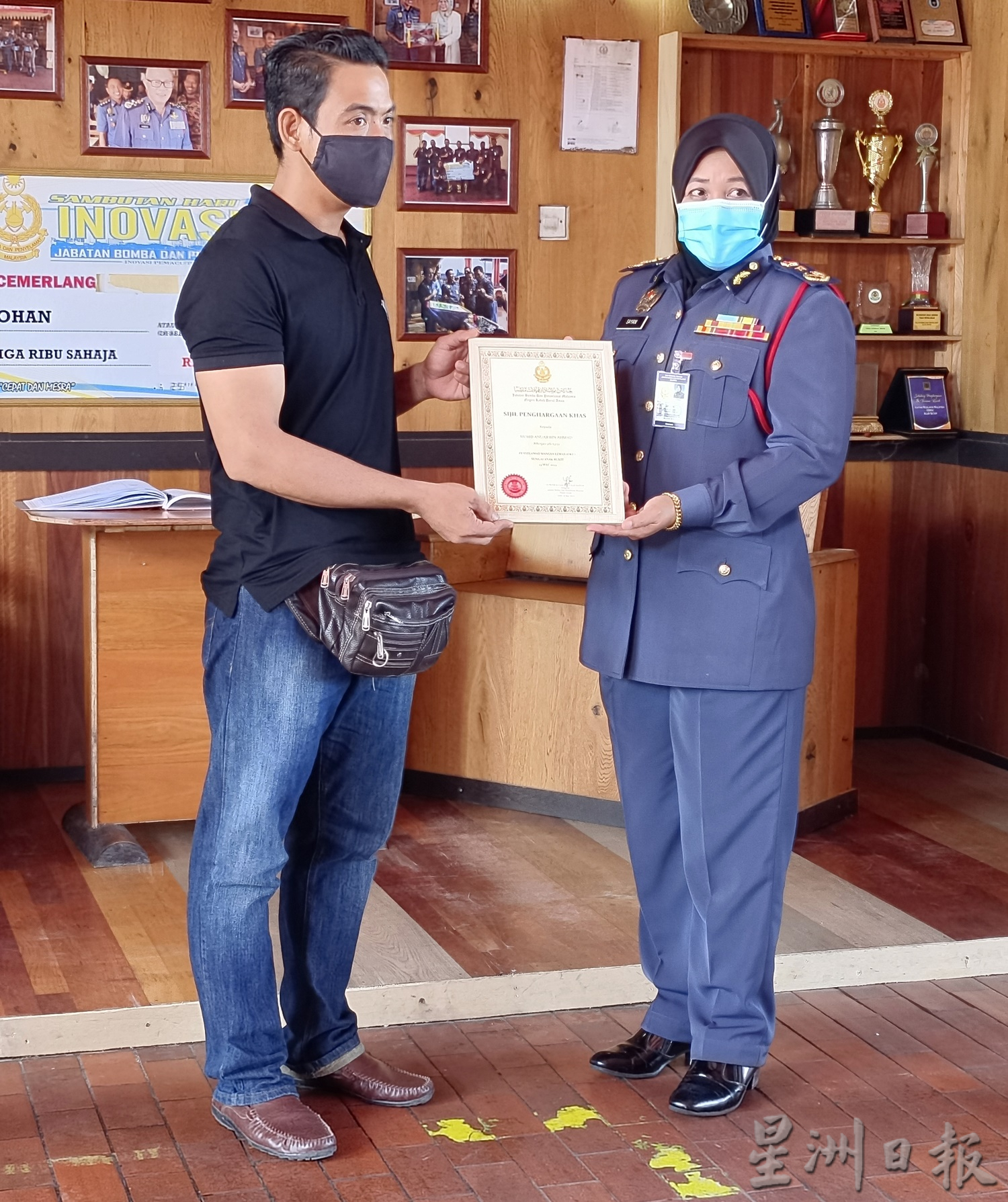 (全国版)跳河救人的新郎,获吉打州消拯局颁发表扬状,赞扬他英勇救人的举动。