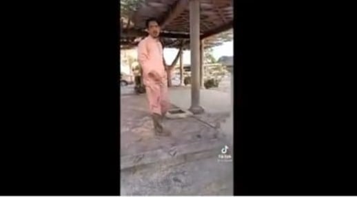 (全国版)跳河救人的新郎,获吉打州消拯局颁发表扬状,赞扬他英勇救人的举动。