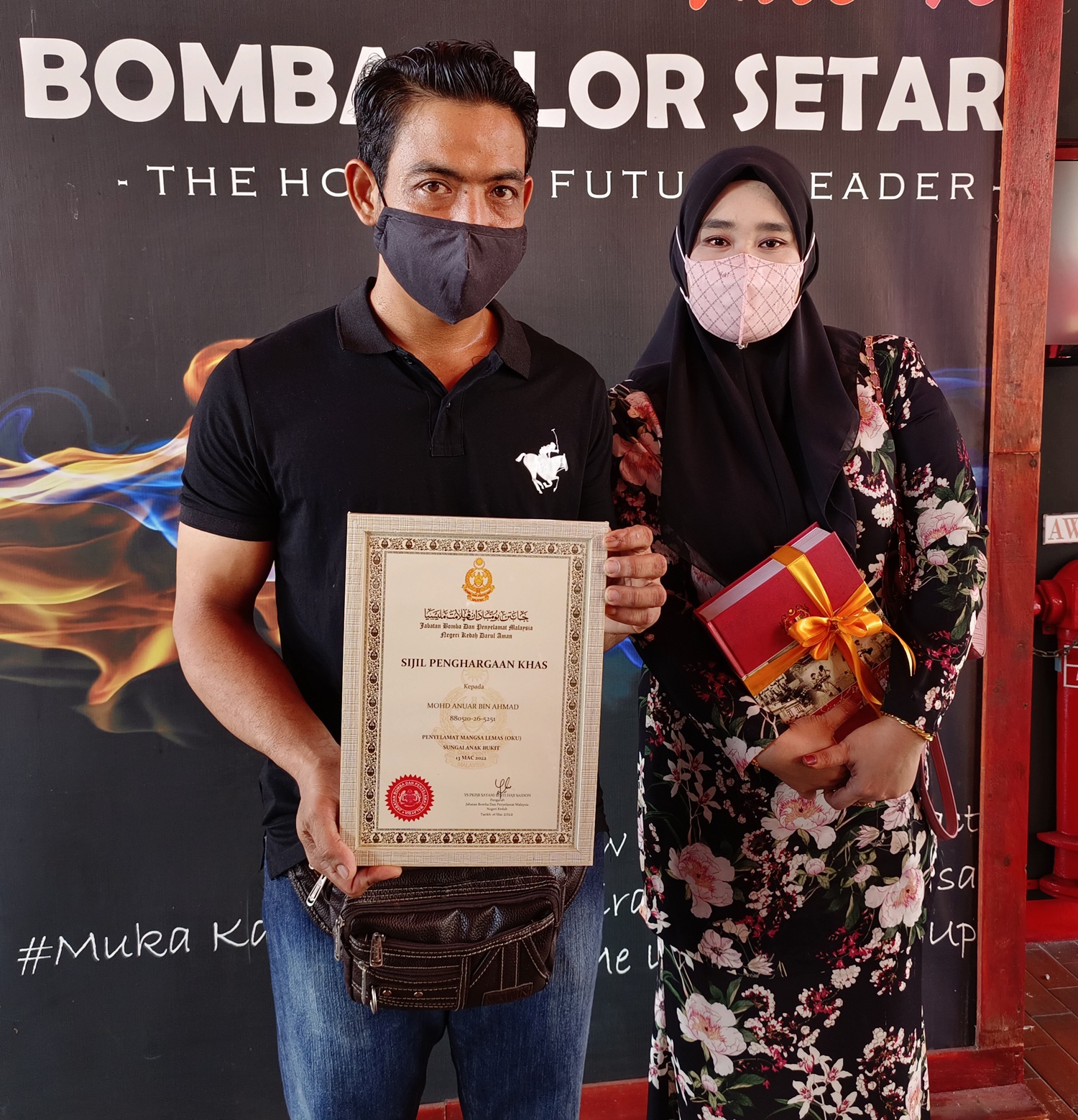 (全国版)跳河救人的新郎,获吉打州消拯局颁发表扬状,赞扬他英勇救人的举动。