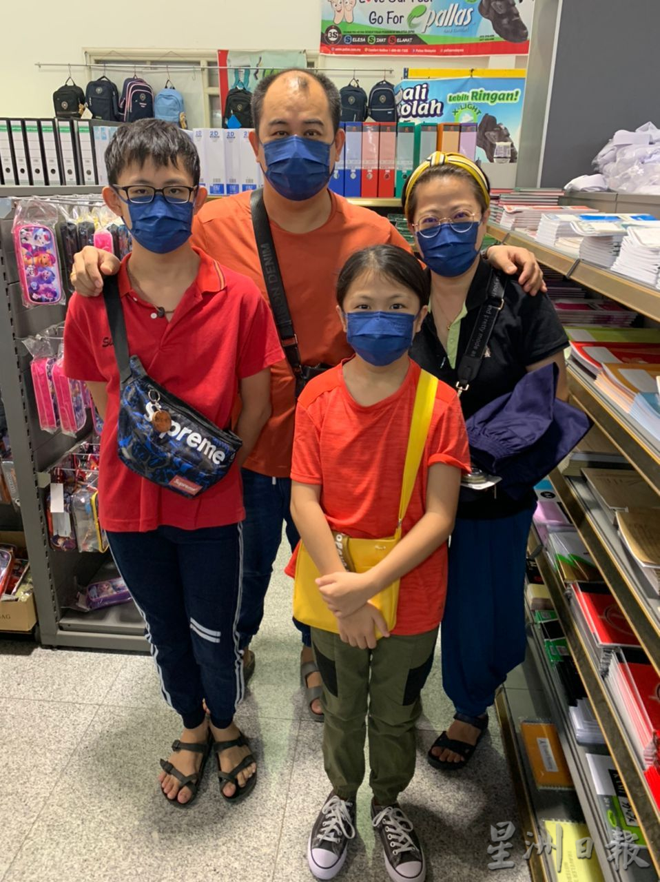(古城封面主文)开学将至,纵百物涨价 开学用品开销不能省,校服店现人潮