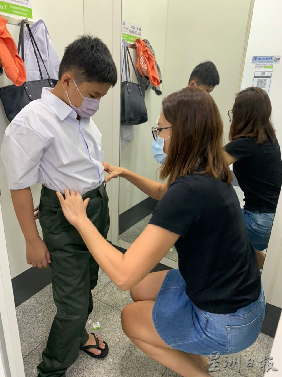 （古城封面主文）开学将至，纵百物涨价 开学用品开销不能省，校服店现人潮