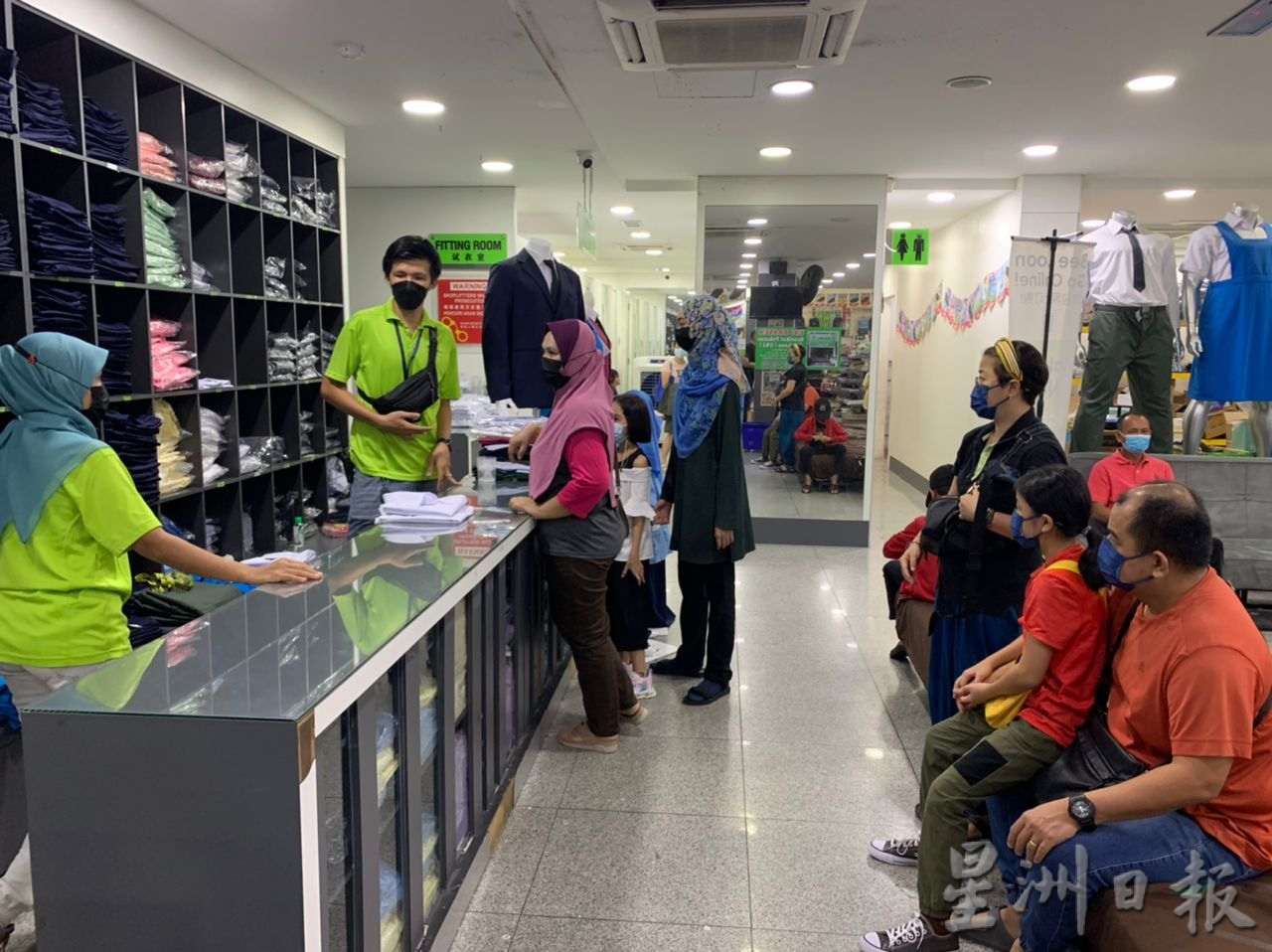 (古城封面主文)开学将至,纵百物涨价 开学用品开销不能省,校服店现人潮
