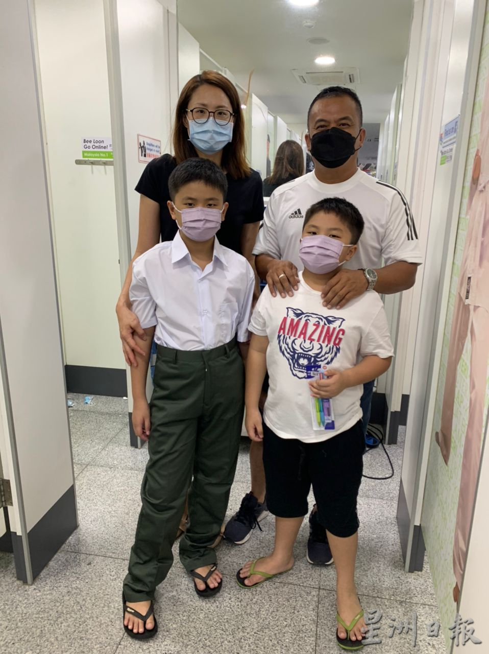 (古城封面主文)开学将至,纵百物涨价 开学用品开销不能省,校服店现人潮