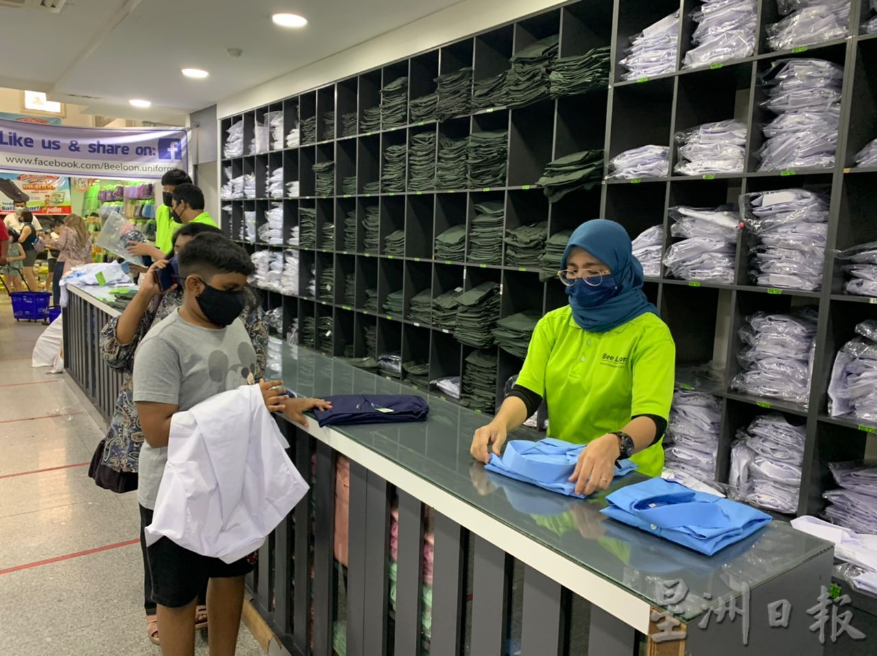(古城封面主文)开学将至,纵百物涨价 开学用品开销不能省,校服店现人潮