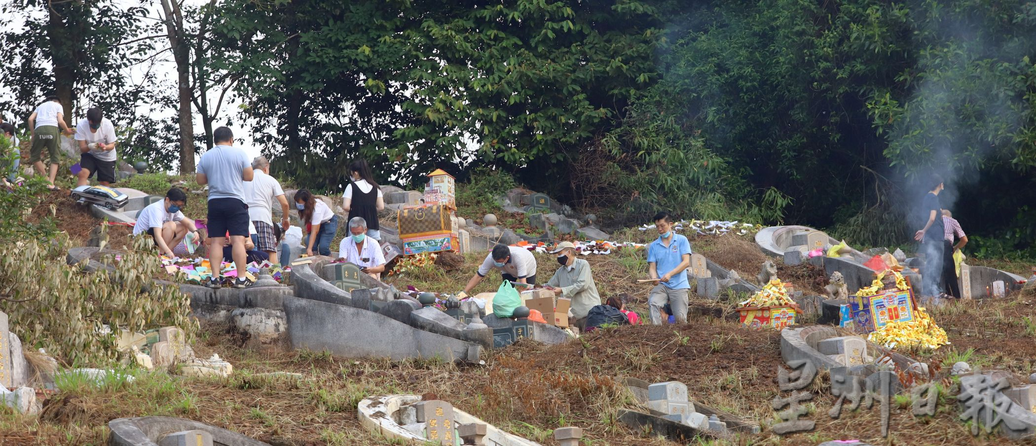 （古城封面副文）义山一早轻烟袅袅·家属上山追思先人