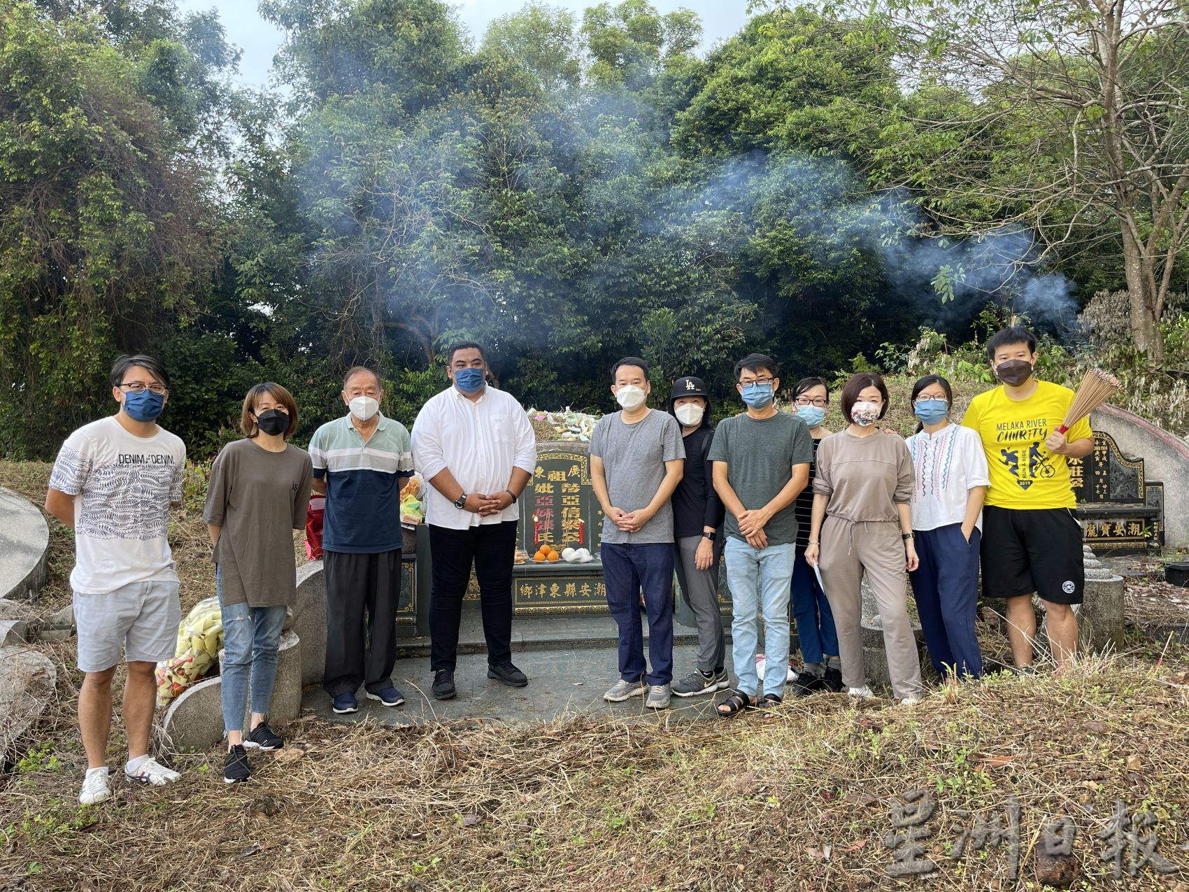 （古城封面副文）义山一早轻烟袅袅·家属上山追思先人