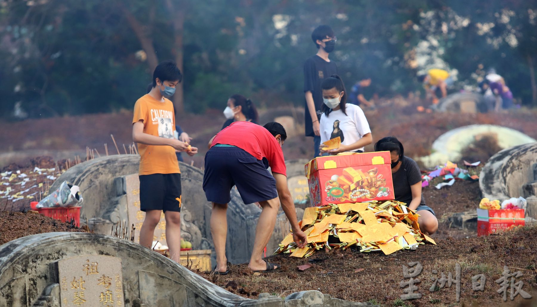 （古城封面副文）义山一早轻烟袅袅·家属上山追思先人