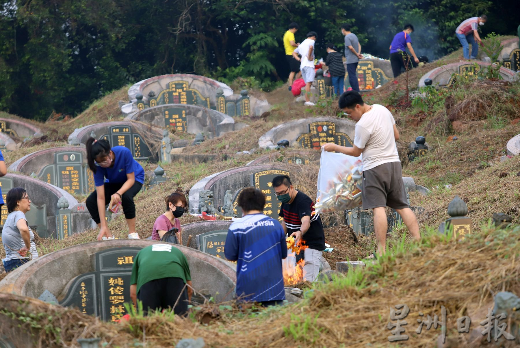（古城封面副文）义山一早轻烟袅袅·家属上山追思先人