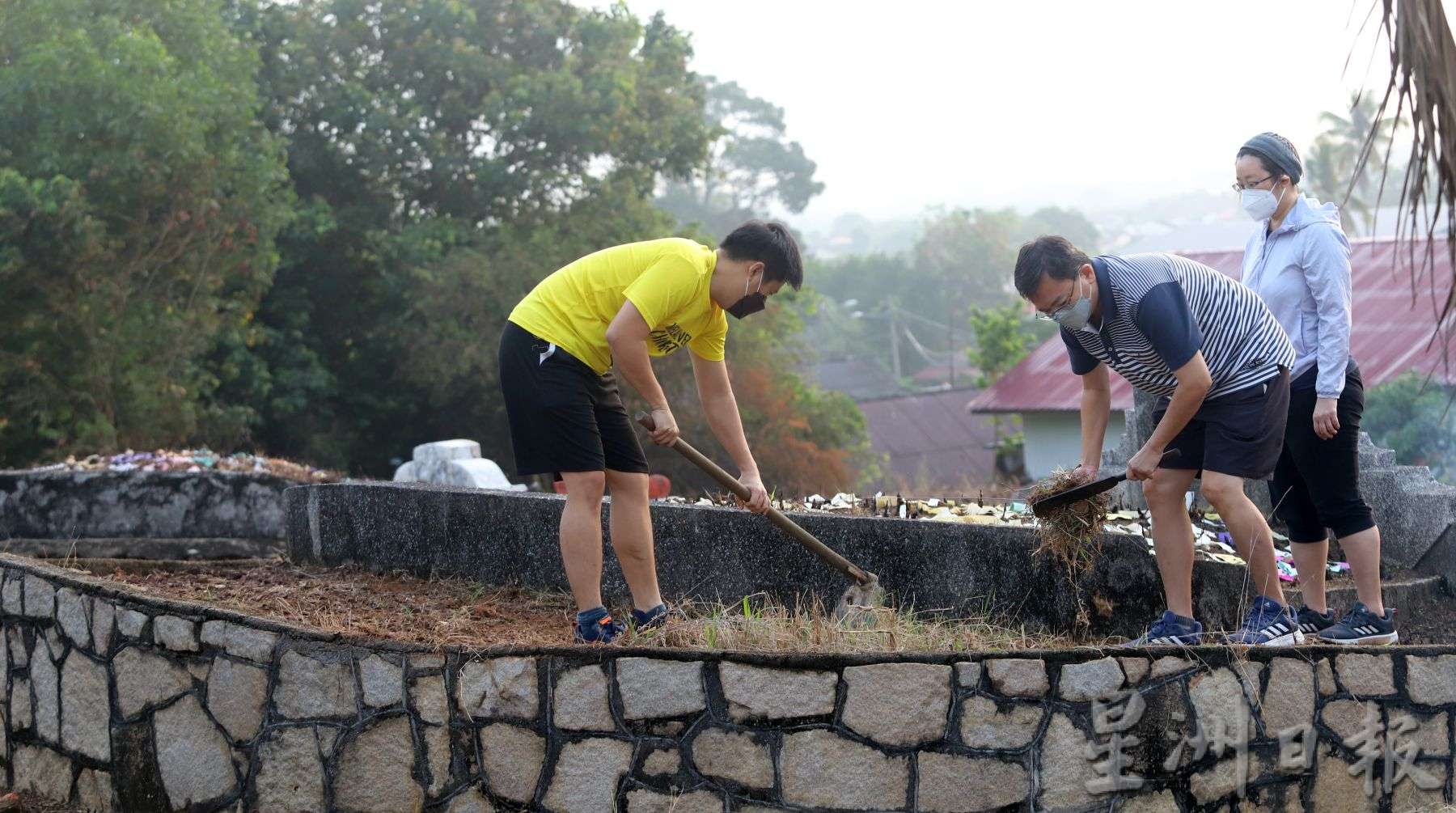 （古城封面副文）义山一早轻烟袅袅·家属上山追思先人