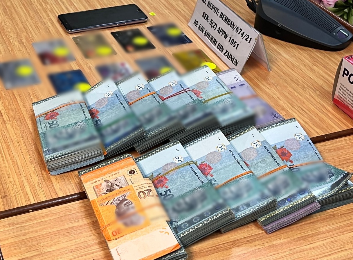 (古城版)警方扣查非法放贷男子