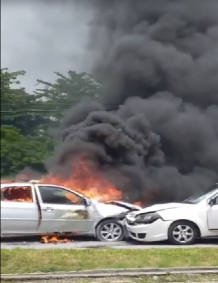 (大北马)2车相撞起火 1车烧毁 司机送院治疗