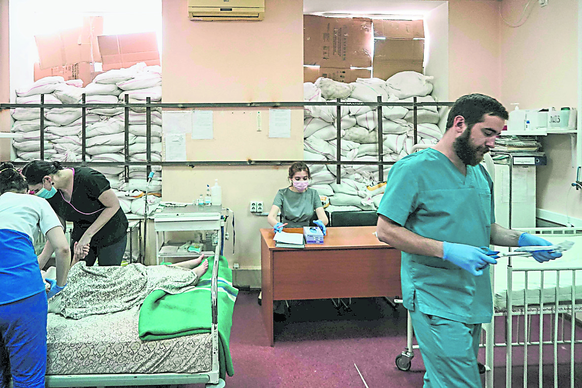 (头,换文) 抨阻运送物资 乌控俄劫持人道救援队 / 主