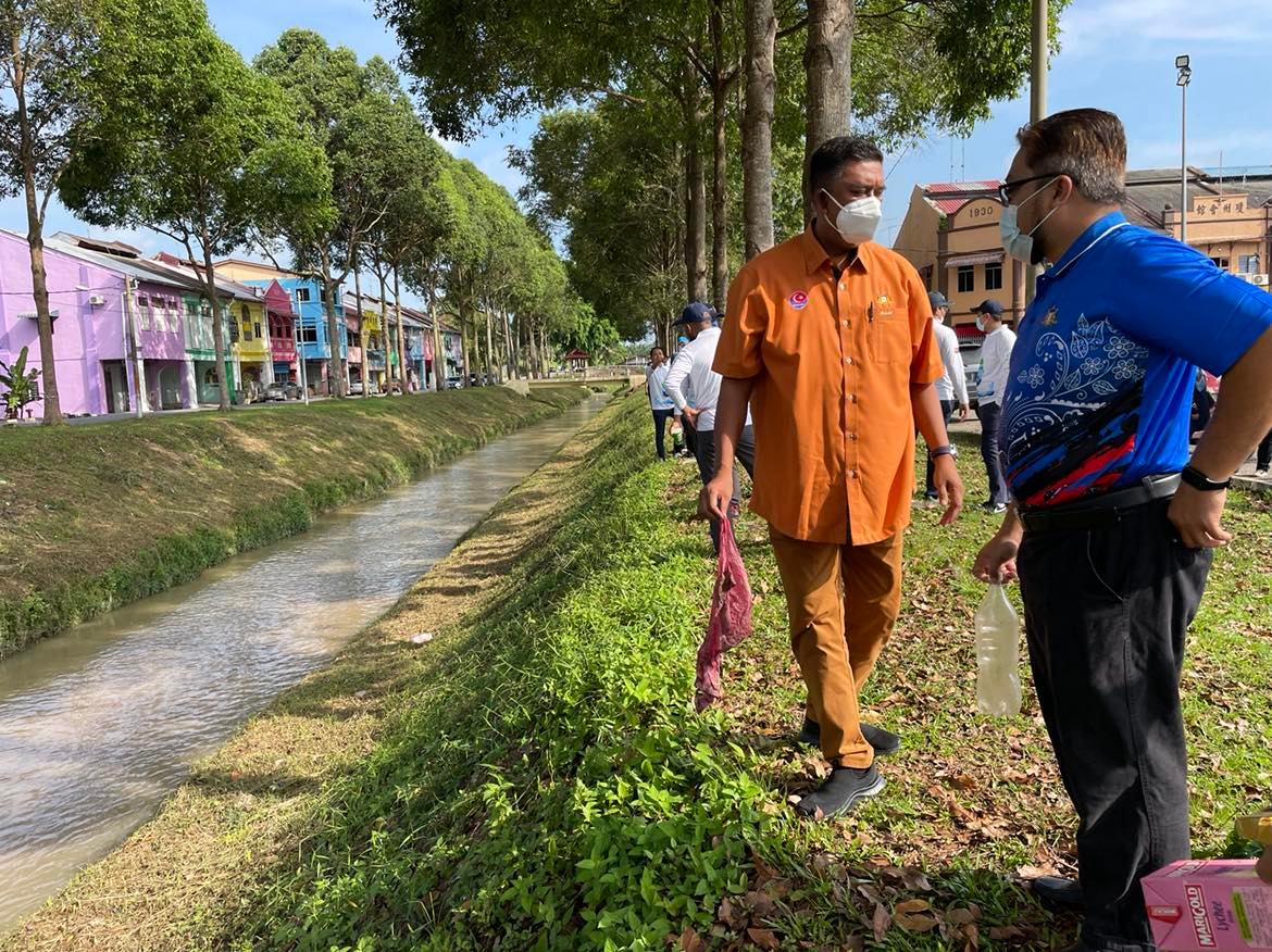 版二头条：水利灌溉局净化沙翁河，提醒保护水源重要性