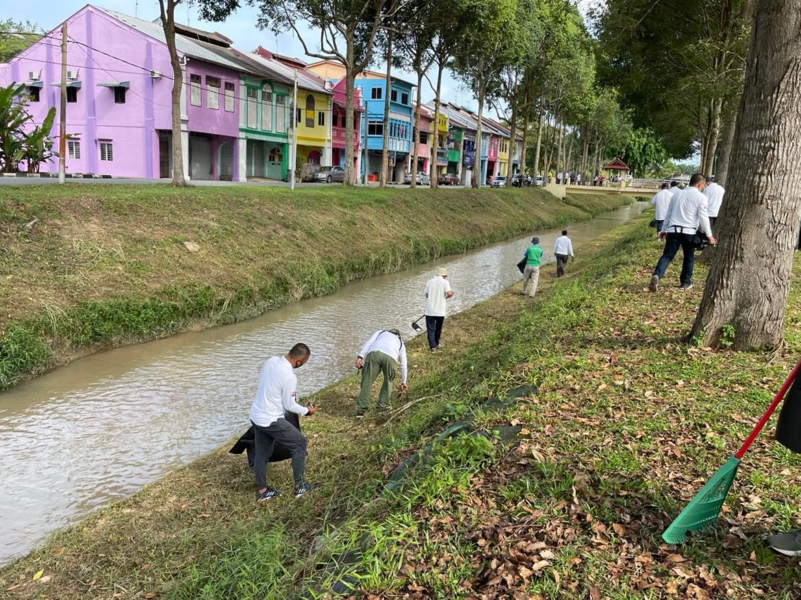 水利灌溉局净化沙翁河，提醒保护水源重要性