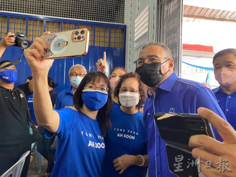 （未签发）全国：希山慕丁吁候选人勤于下场选区，把国阵党员找出投票，确保国阵胜选