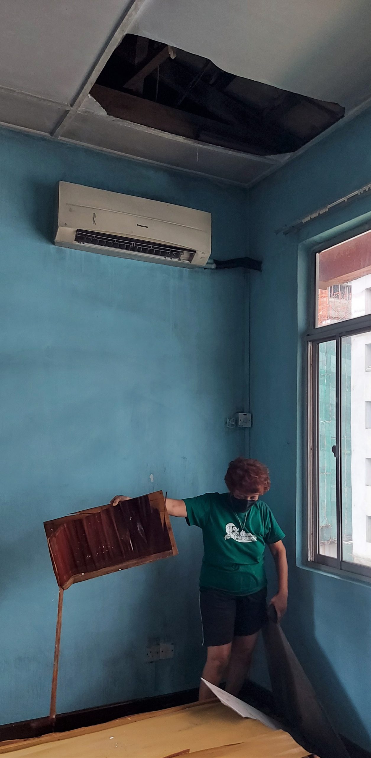 mz08-大都会/4屋顶水槽被塑料袋堵塞酿雨水倒流砸坏天花板/5图