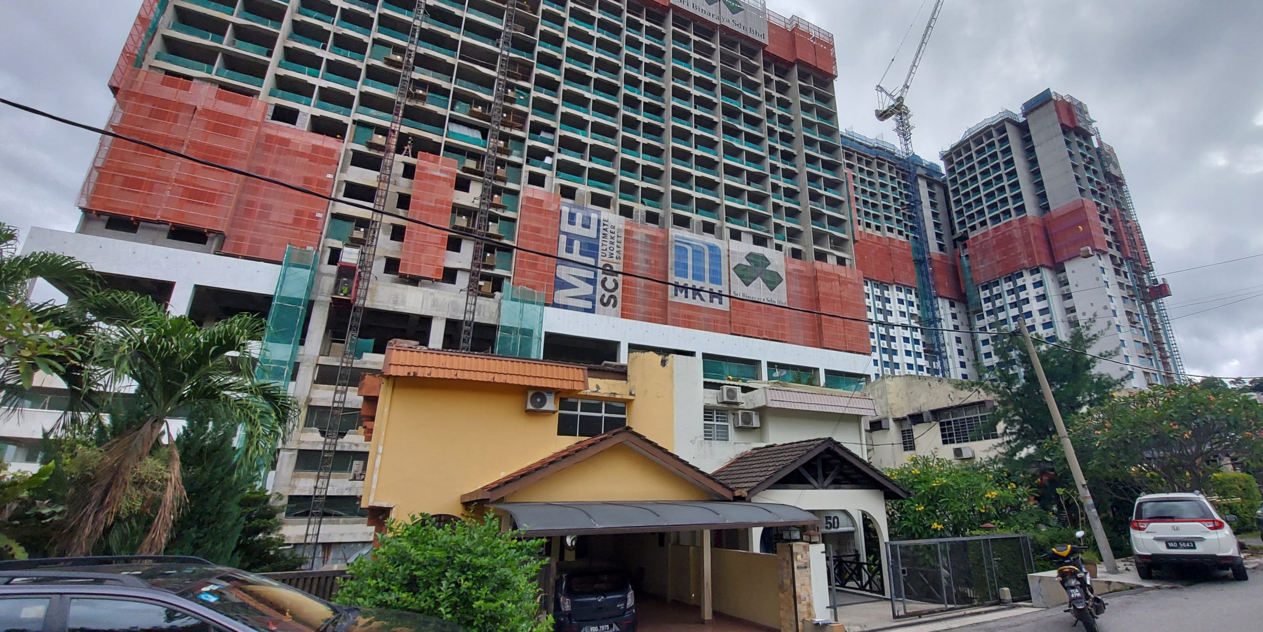 mz08-大都会/4屋顶水槽被塑料袋堵塞酿雨水倒流砸坏天花板/5图